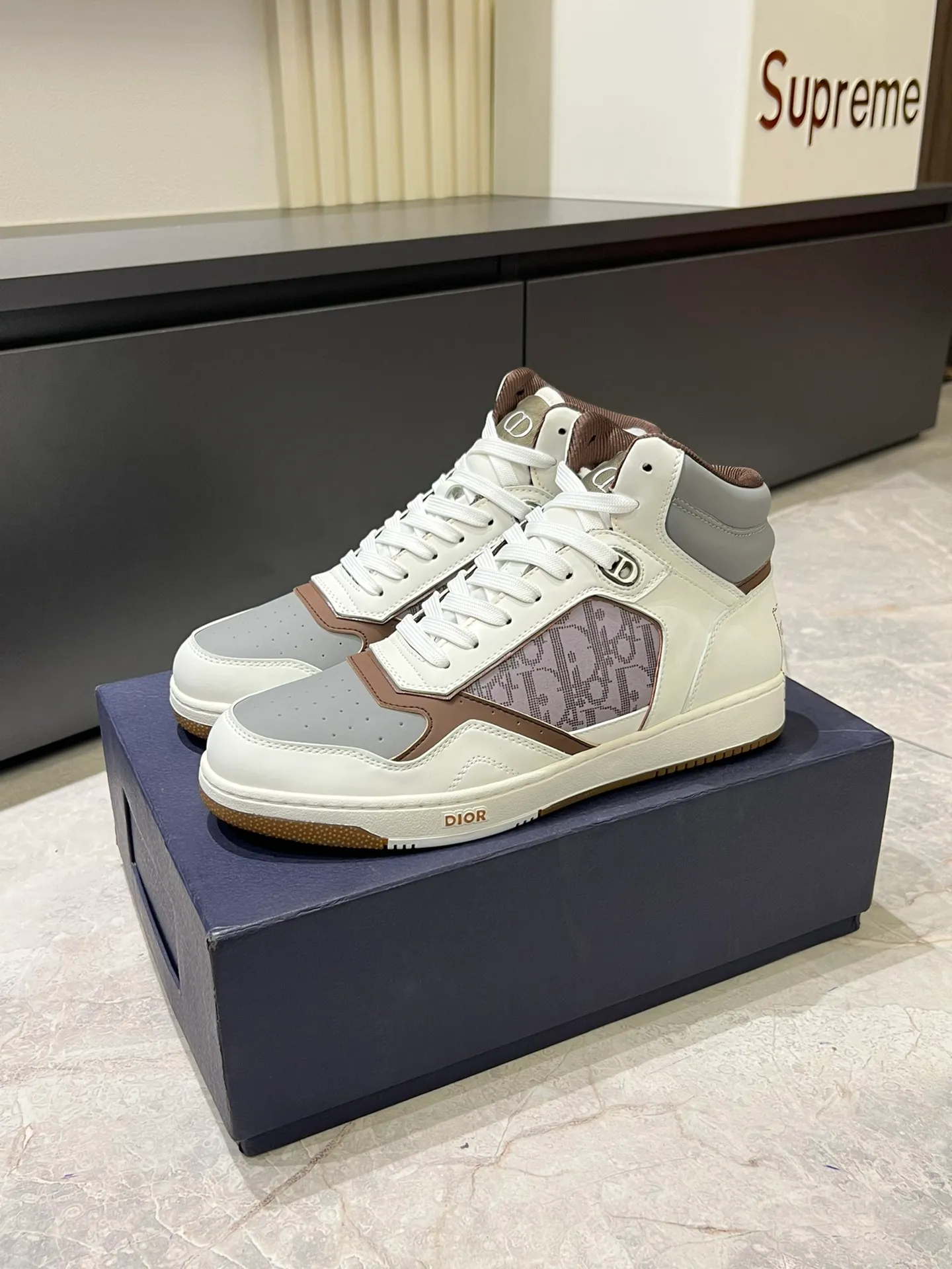 Men's shoes 💰p460 "Dio*" mid-top B27 casual sneakers. This B27 high-top sneaker is a new product in the series and continues Di*r's classic style. Crafted from gray and white smooth calf leather with beige and black Oblique print panels on the sides. The "CD Icon" shaped shoelace eyelets are clever and delicate, and the two-color rubber sole, rear collar and heel are all equipped with the brand's iconic details to enhance the style. Oblique printed straps at the ankle allow for an adjustable fit to complement the overall design. Fashionable and versatile, it can complement any look. Create an exquisite design with unique dynamic vitality and modern atmosphere, presented in low-top and high-top styles. This new must-have shoe adds a new dimension to Dior's archive heritage, embodying modern elegance. Purchase the original version and make it 1:1. If you need top quality, please come to me! Male 38-44!